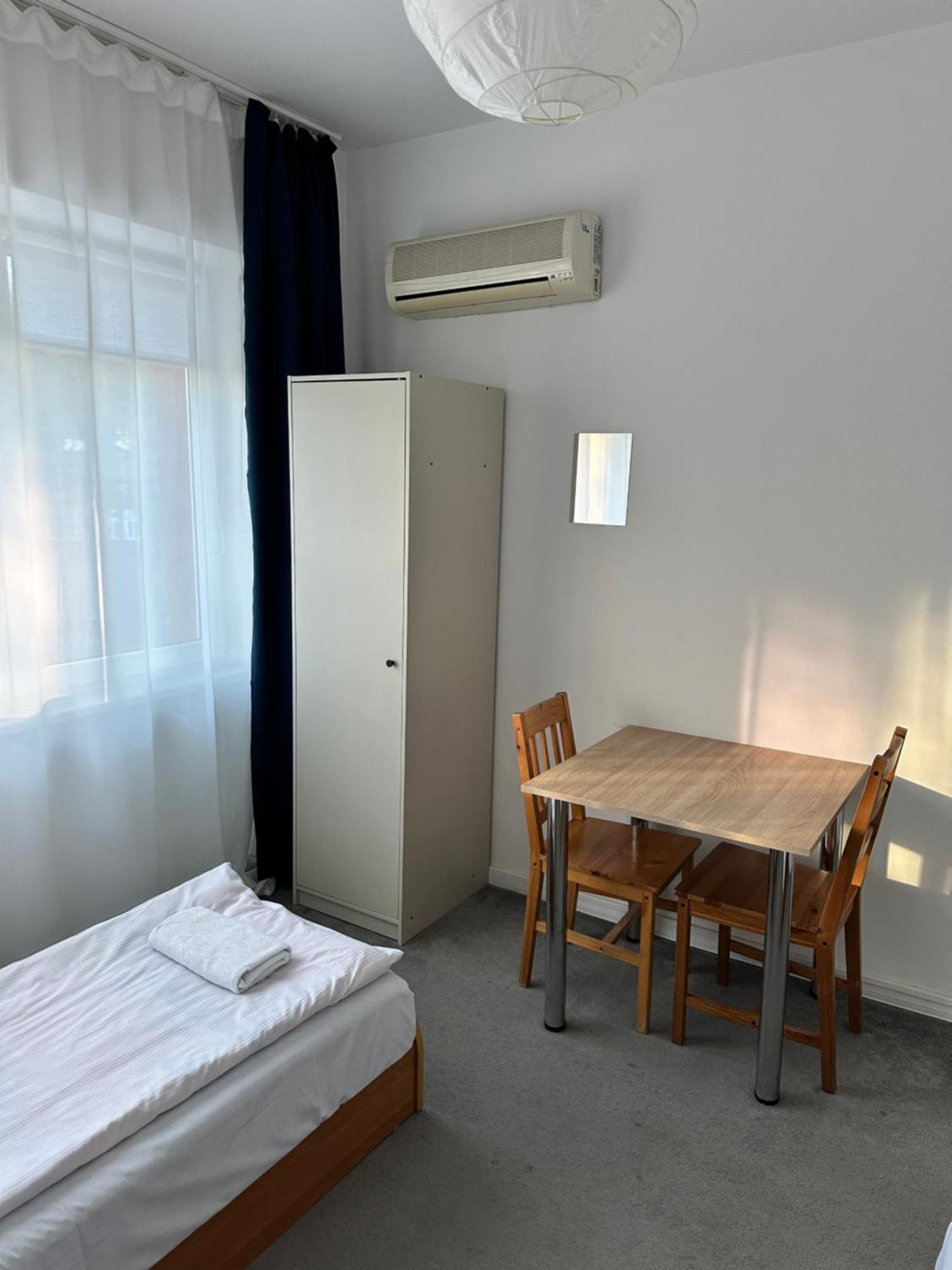 Hostel Demi *